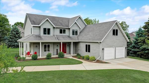 765 Park View Dr, Oconomowoc, WI 53066