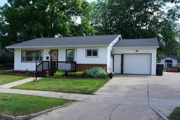 738 N Park St, Reedsburg, WI 53959