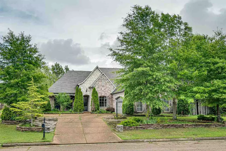 15 WHISPERING CREEK CV, Oakland, TN 38060