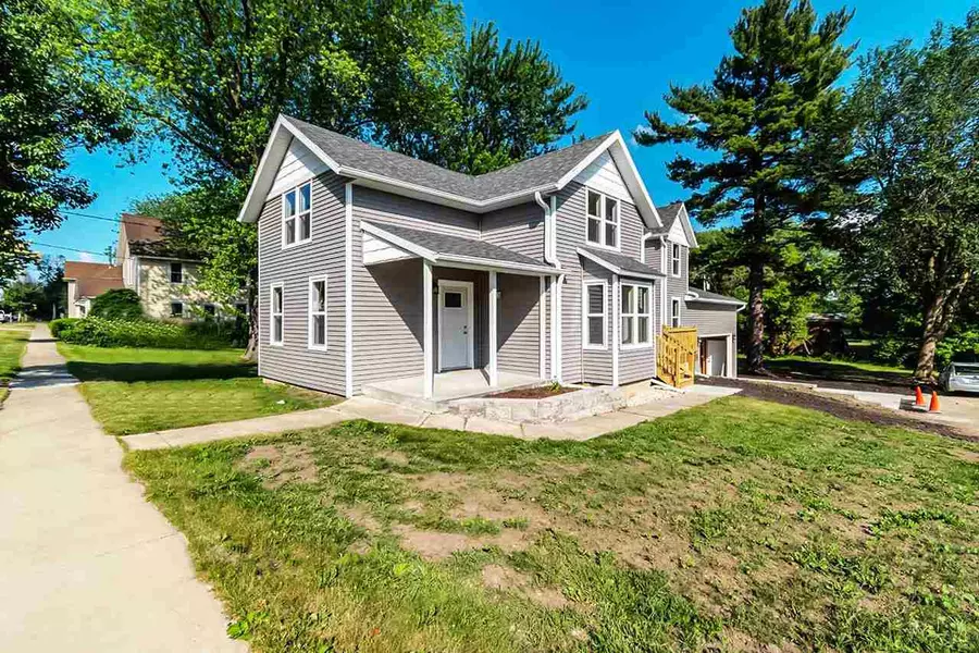 423 S Main St, Fall River, WI 53932