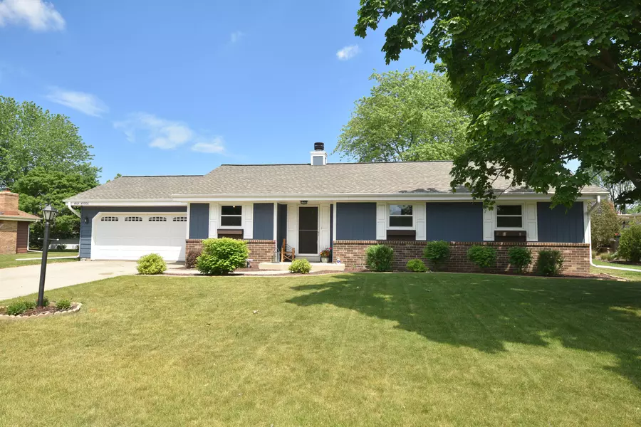 W164N11006 Squire Dr, Germantown, WI 53022