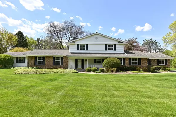 3017 W Sunset Ln, Mequon, WI 53092