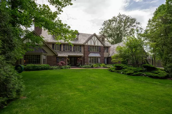 129 W Miller Dr, Mequon, WI 53092