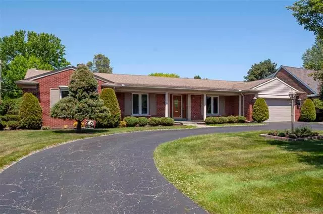 44 FONTANA LANE, Grosse Pointe Shores, MI 48236