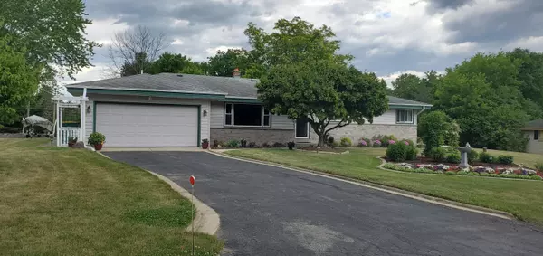 W215N10190 Hickory Dr, Germantown, WI 53017