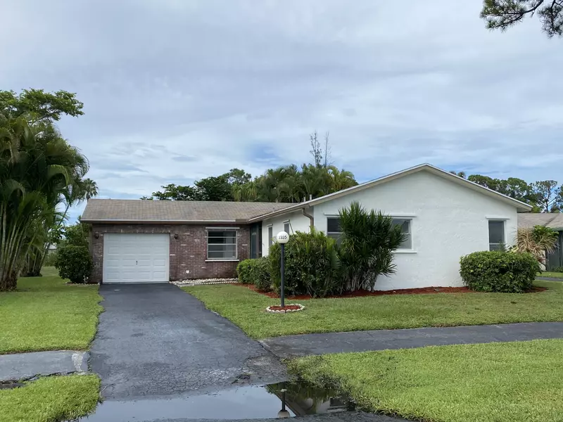 7335 N Pine Park DR, Lake Worth, FL 33467