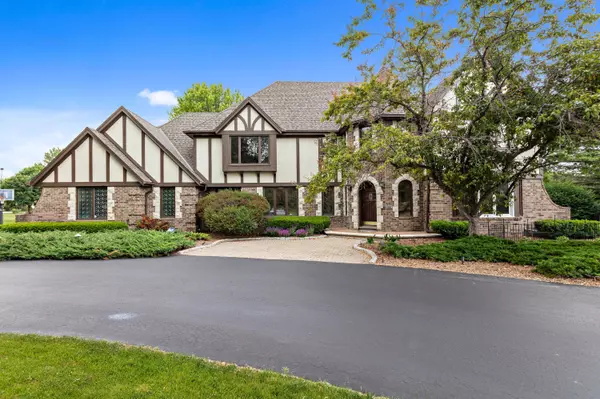 10206 N Kenilworth Cir, Mequon, WI 53092