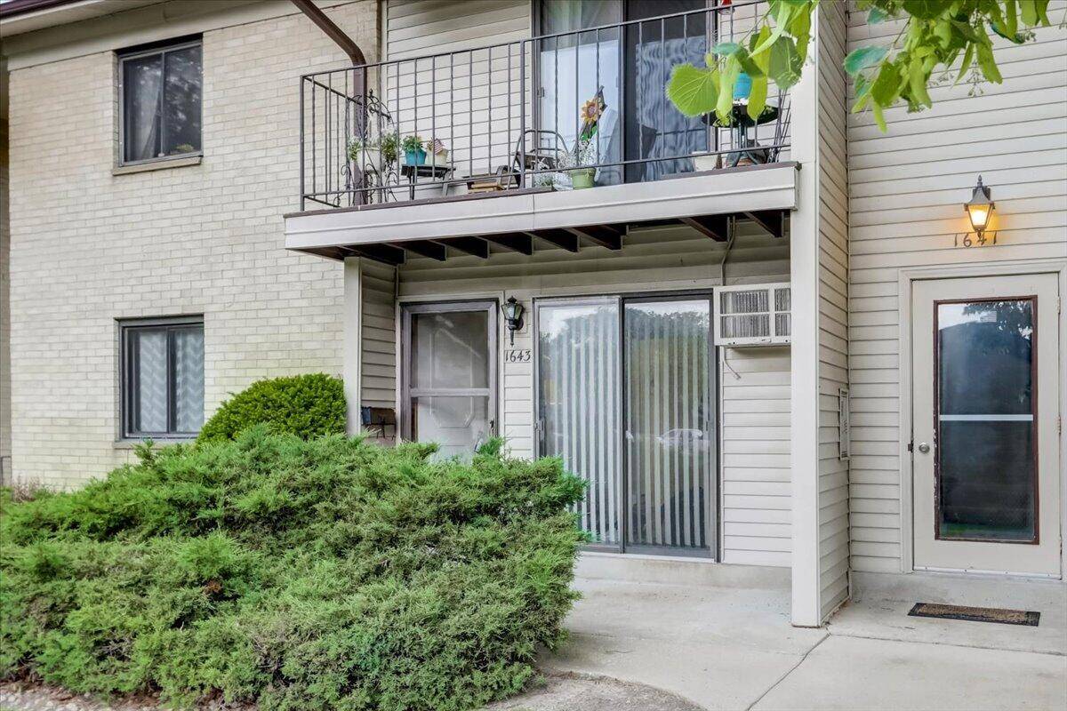 1643 S Coachlight Dr, New Berlin, WI 53151