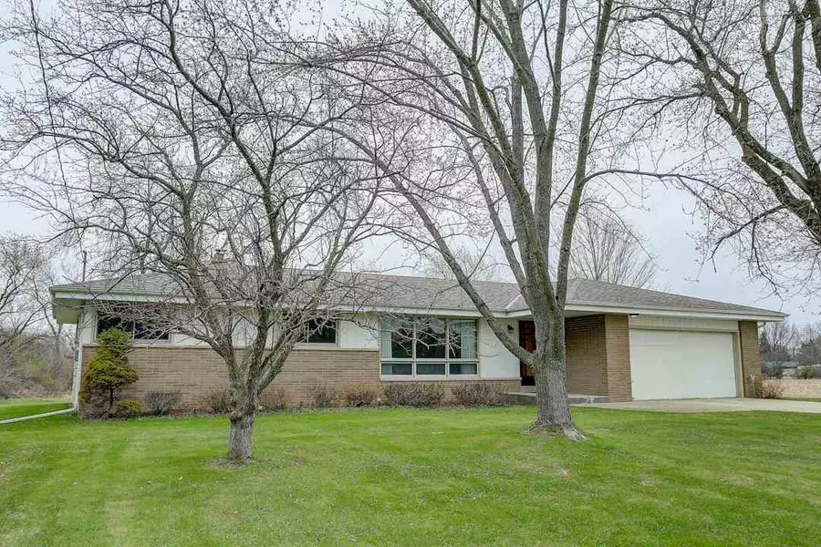 200 S Dousman Rd, Oconomowoc, WI 53066-9444