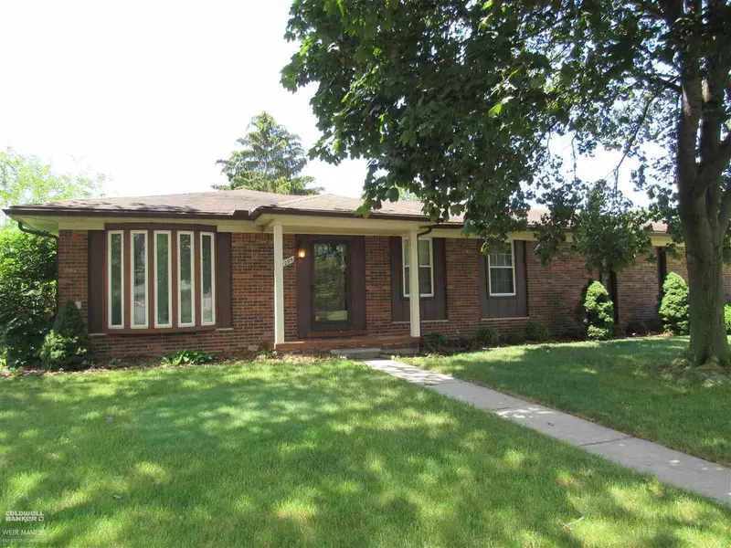 42295 Jason Dr., Clinton Township, MI 48038