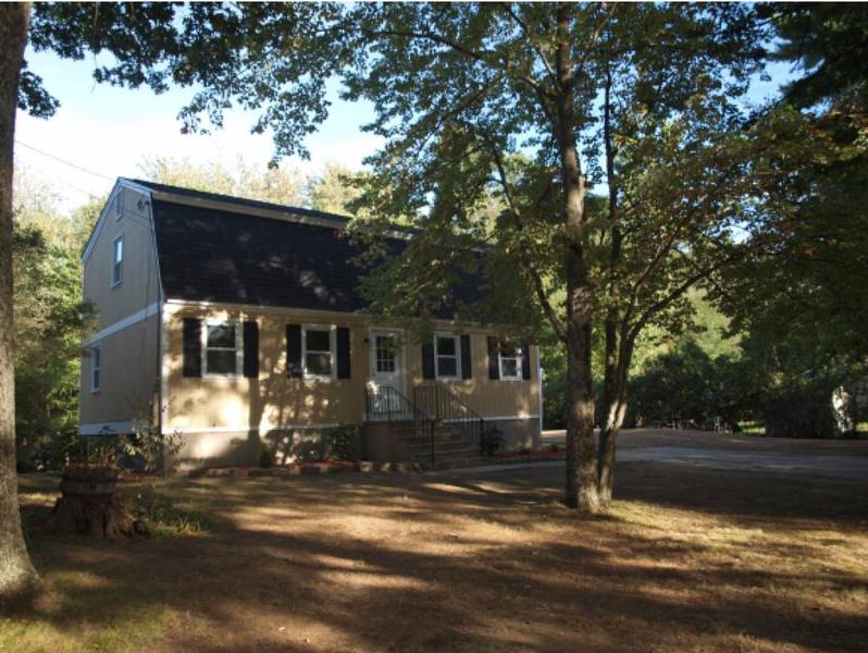 22 Olesen RD, Derry, NH 03038