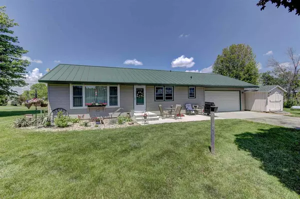 W5370 Military Rd, Pardeeville, WI 53954