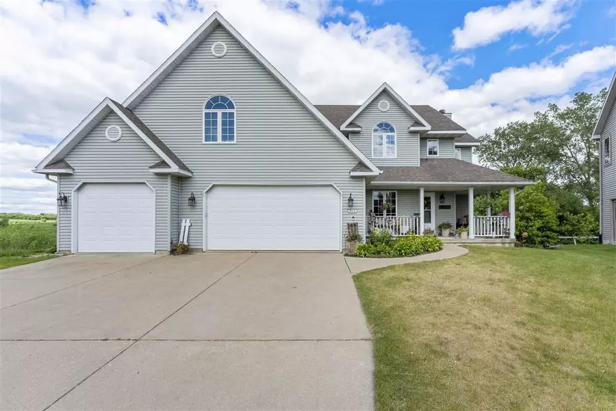 916 Lochmoore Dr, Waunakee, WI 53597