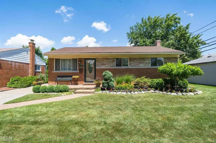 15931 Canberra, Roseville, MI 48066