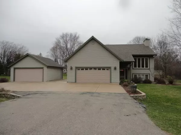 W270 Vista Dr, Ixonia, WI 53036