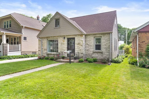 2373 N 85th St, Wauwatosa, WI 53226