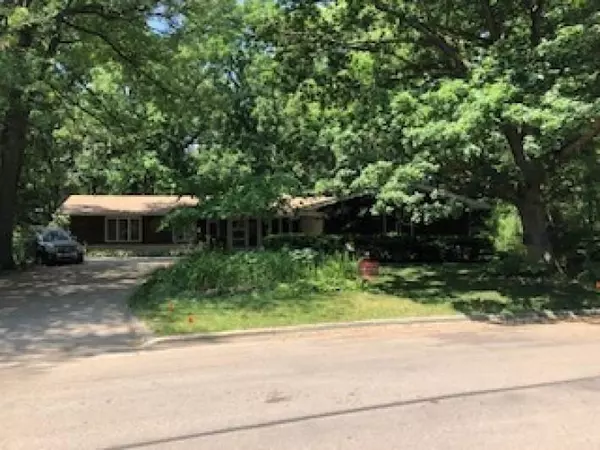 2404 Mayflower Dr, Middleton, WI 53562