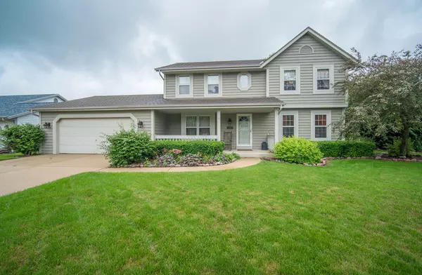 683 Fox Run Dr, Saukville, WI 53080