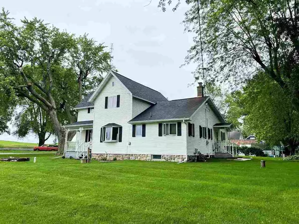 N1695 School St, Markesan, WI 53946