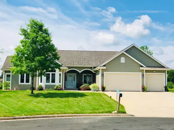 W187 Thompson Cir, Ixonia, WI 53066