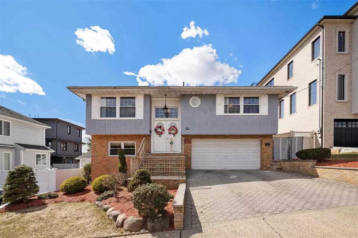 Cliffside Park, NJ 07010,10 CORTLAND PL