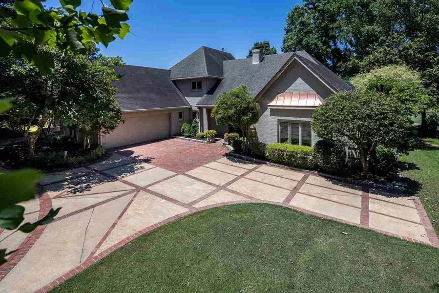 2803 W LEVEE OAKS DR, Collierville, TN 38017