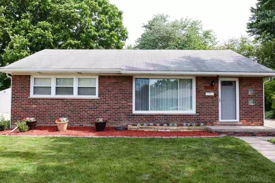 882 Huntington, Mount Clemens, MI 48043