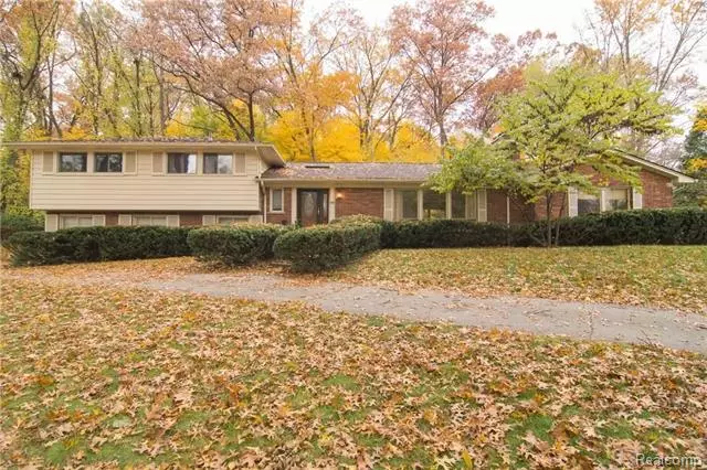 4882 MALIBU DR, Bloomfield Hills, MI 48302