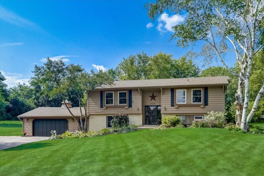 737 Lone Tree Bnd, Delafield, WI 53018