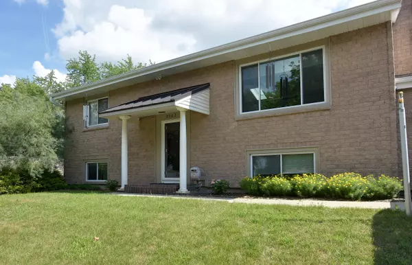 2103 Rambling Rose Rd, Waukesha, WI 53186