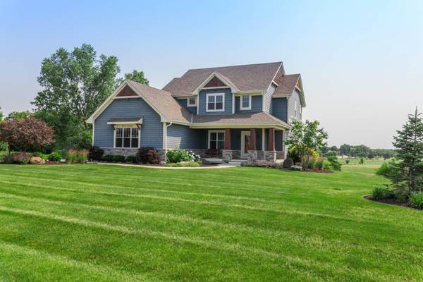 W297N3380 Woodridge Cir, Delafield, WI 53072