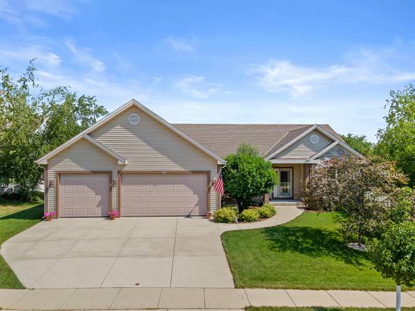 502 Thurow Dr, Oconomowoc, WI 53066