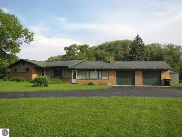 979 Old Mackinaw Road, Cheboygan, MI 49721-9301