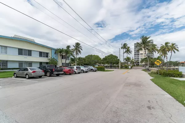 Delray Beach, FL 33483,990 Casuarina RD 3