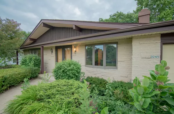 3245 S Hickory Rd, New Berlin, WI 53151