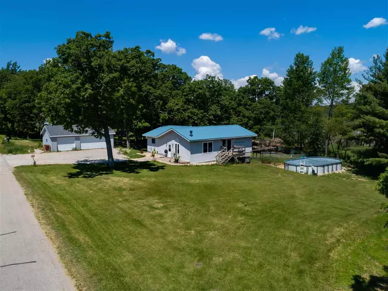 W5810 Losinski Rd, Princeton, WI 54968