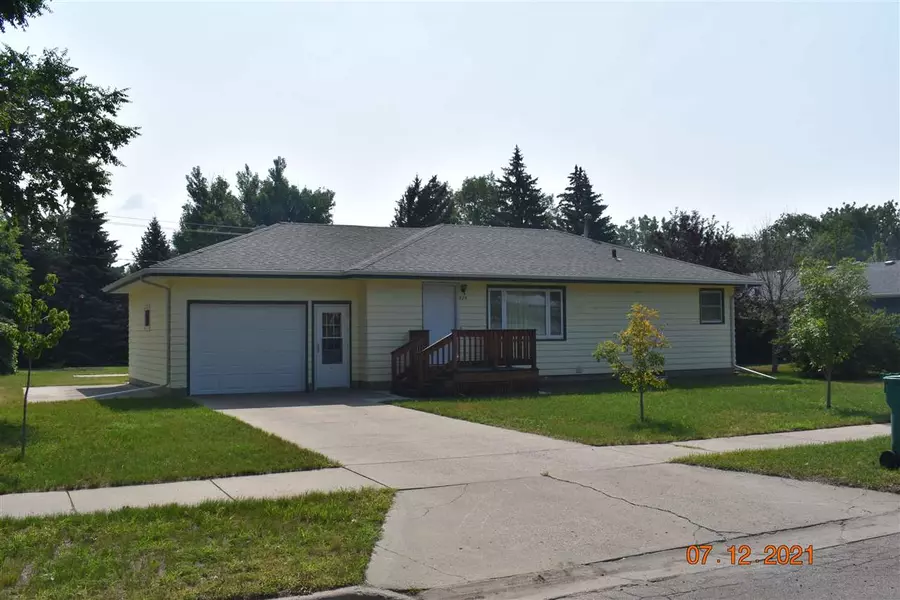 524 NE 1st St, Garrison, ND 58540