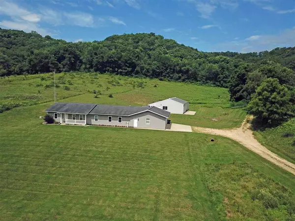 10451 S Strang Hollow Rd, Lone Rock, WI 53556