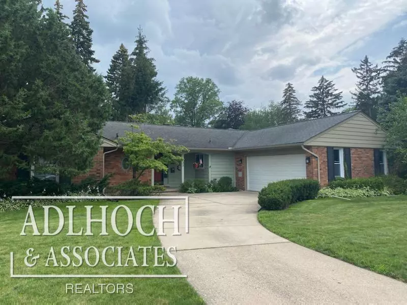 933 Crescent Lane, Grosse Pointe Woods, MI 48236