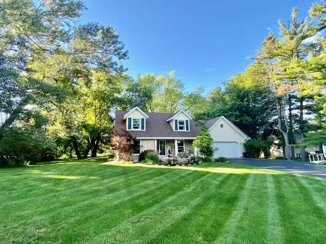 202 Woodside Ln, Thiensville, WI 53092