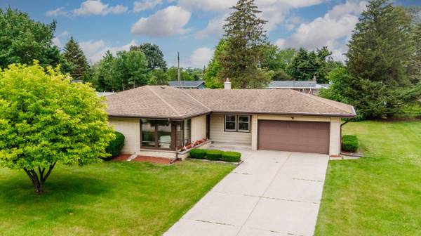 6685 N Braeburn Ln, Glendale, WI 53209