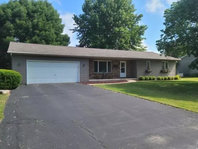 141 Niehoff Dr, Fall River, WI 53932