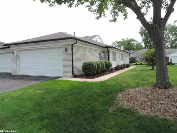 624 Country Club Dr, Saint Clair Shores, MI 48082