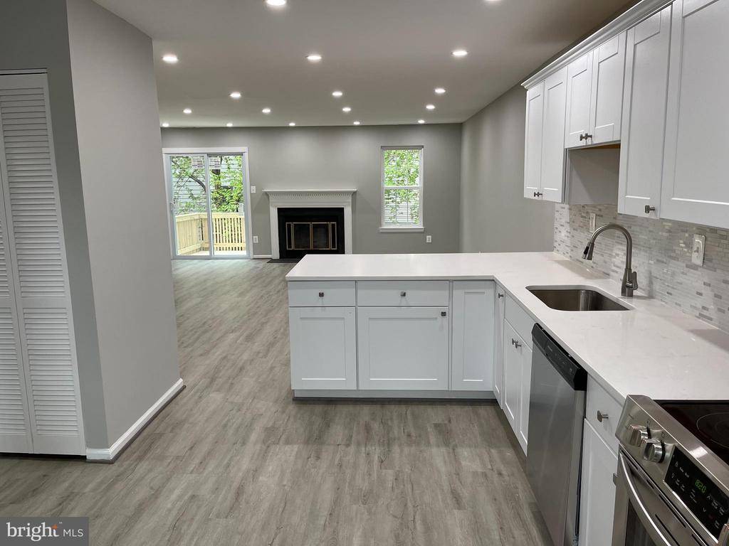 Chantilly, VA 20151,4040 SUMMER HOLLOW CT #151D
