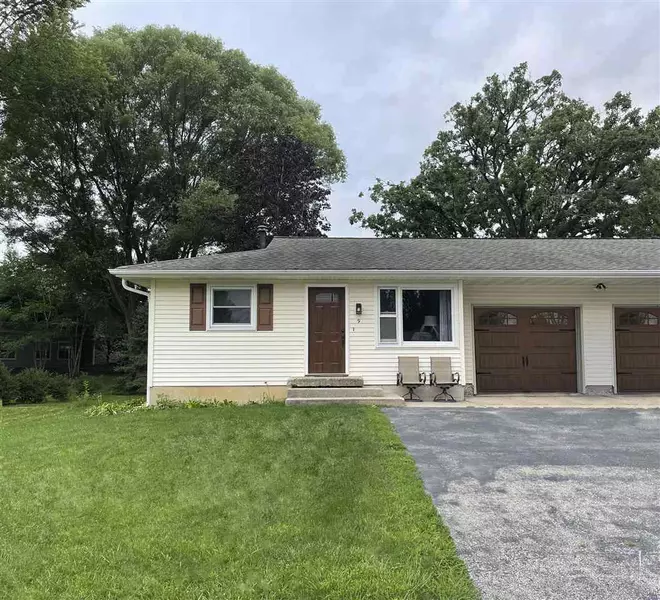 9 S Western Ave, Deerfield, WI 53531