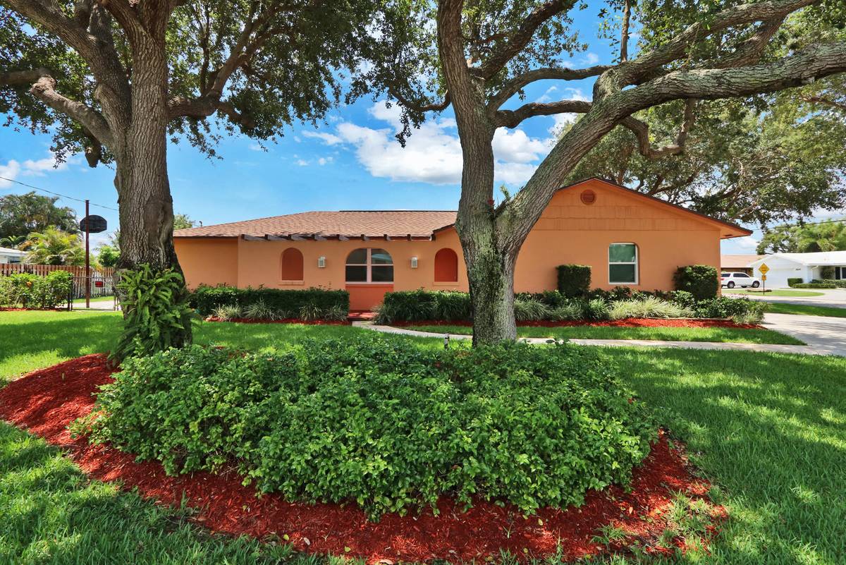 Lake Clarke Shores, FL 33406,8230 Pine Tree LN