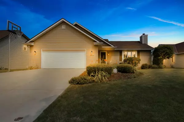 10400 S Mockingbird Ln, Oak Creek, WI 53154