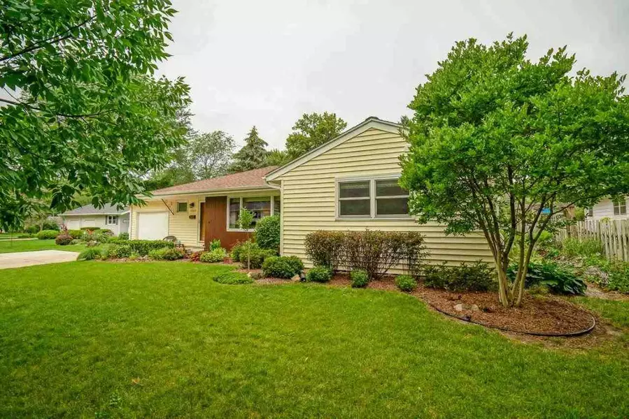 6303 Sylvan Ln, Monona, WI 53716-3836