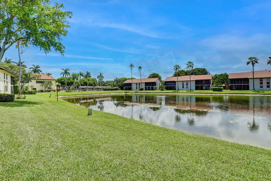 10215 N Circle Lake DR 202, Boynton Beach, FL 33437