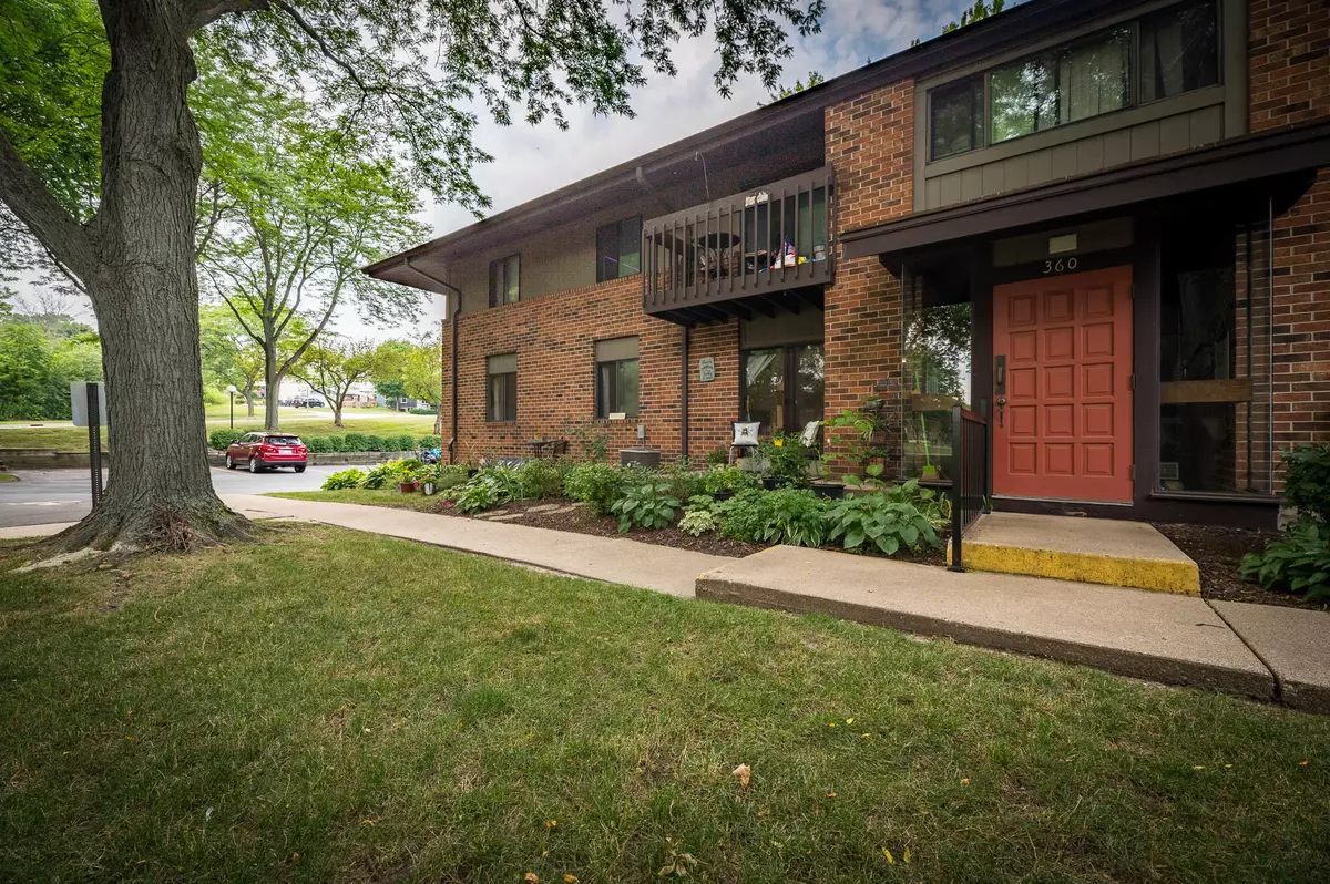 Pewaukee, WI 53072,360 Park Hill Dr Unit A